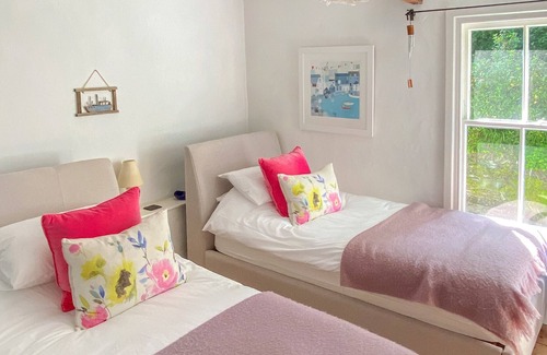 Little Petherick Cabaña | A delightful stone cottage with many original features, set within a peaceful Cornish village and cl