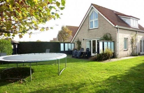 Breskens Casa | A detached bungalow with a living comfort of about 102m2. The lovely spacious garden surrounding the house of almost 600 m2 gives you privacy and the opportunity to enjoy the sun at any hour of the day.
