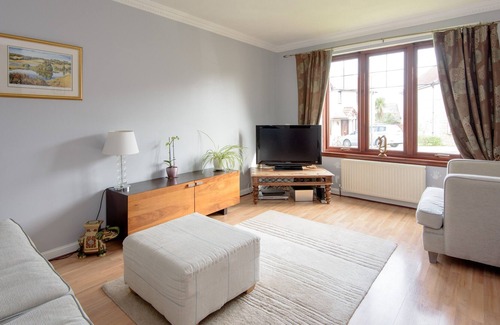 North Berwick Casa | A fabulous 4 bedroom detached house, with attractive garden and private parking.