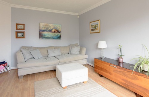 North Berwick Casa | A fabulous 4 bedroom detached house, with attractive garden and private parking.