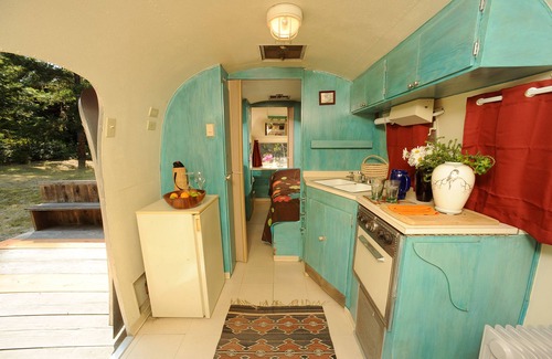 Point Arena Casa | Un destino familiar en el bosque con una casa de árbol artesanal y una corriente de aire vintage