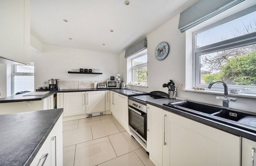 West Wittering Cabaña | A family house that sleeps 8 guests in 5 bedrooms