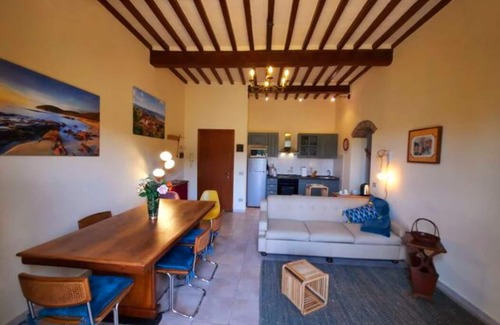 Massa Marittima Apartamento | A few km from the sea, close to bike trails. Pleasant house with terrace and view!
