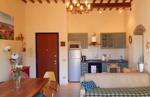 Massa Marittima Apartamento | A few km from the sea, close to bike trails. Pleasant house with terrace and view!