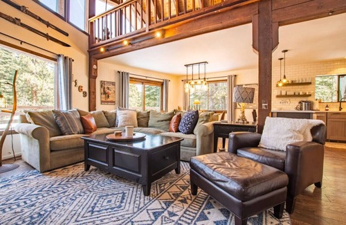 Kingswood Estates Casa | A-frame Cabin Family-Friendly, Hot Tub, BBQ, Games