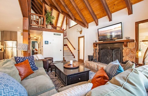 Kingswood Estates Casa | A-frame Cabin Family-Friendly, Hot Tub, BBQ, Games
