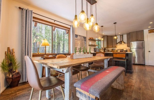 Kingswood Estates Casa | A-frame Cabin Family-Friendly, Hot Tub, BBQ, Games