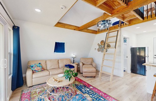Leesville Apartamento | A-frame cabin near Lake Murray with deck & kitchenette - dog friendly