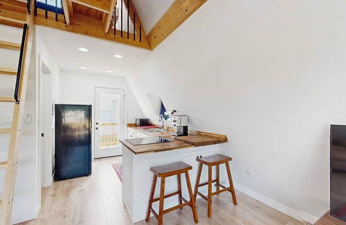 Leesville Apartamento | A-frame cabin near Lake Murray with deck & kitchenette - dog friendly