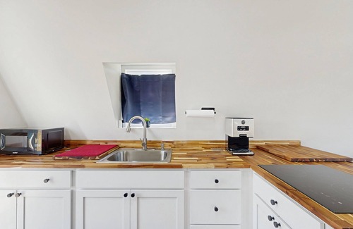 Leesville Apartamento | A-frame cabin near Lake Murray with deck & kitchenette - dog friendly