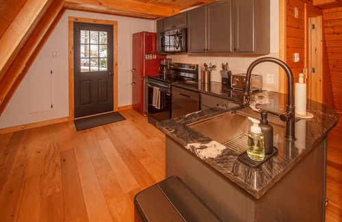 West Dover Cabina | A-Frame Cabin w/ Hot Tub Near Mt. Snow & VAST