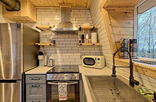 Helen Cabina | 10 Min to Helen | Hot Tub, Mtn Views, Game Room