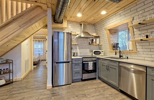 Helen Cabina | 10 Min to Helen | Hot Tub, Mtn Views, Game Room
