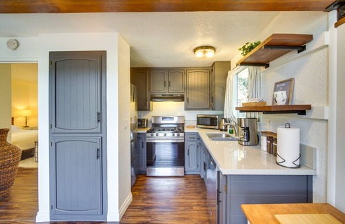 Blue Jay Cabina | Cabina con Mtn y vistas al árbol: ¡1 milla a Lake Arrowhead!