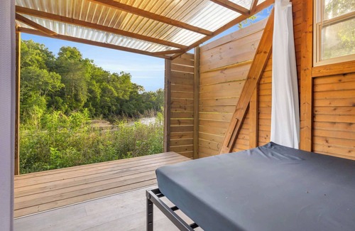 Greenville Cabina | A-Frame Camping Pod, W/Bath House, 6 min to DT