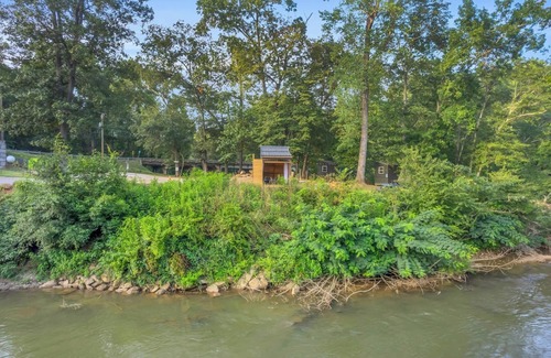 Greenville Cabina | A-Frame Camping Pod, W/Bath House, 6 min to DT
