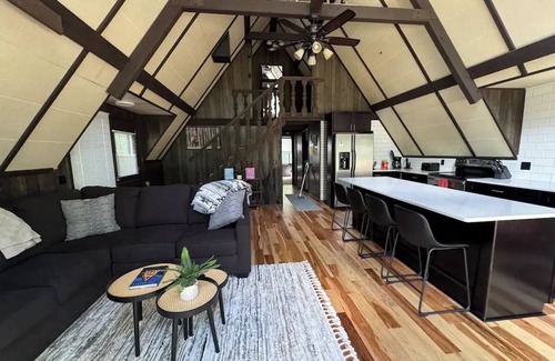 West Salem Casa | A-Frame Cozy Cabin / HOT TUB / Sleeps 6