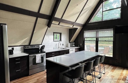 West Salem Casa | A-Frame Cozy Cabin / HOT TUB / Sleeps 6