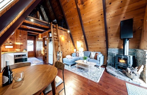 West Village Cabina | A-Frame Escape ~Unique stay w/ comfort & style