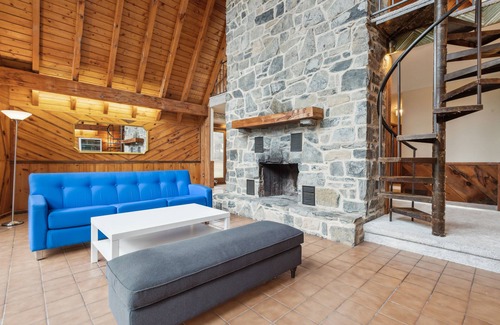 Lawnton Cabina | A-frame on 1.5 acres surrounded by pine trees. 10 minutes from downtown.