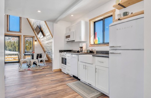 Cripple Creek Cabina | A-Frame, Pikes Peak View, Hot-tub, No Cleaning Fee
