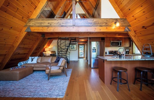 Truckee Cabina | A-Frame Retreat near Donner Lake