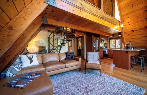 Truckee Cabina | A-Frame Retreat near Donner Lake