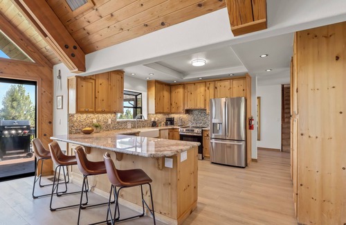 Madera County Casa | A-Frame - sleeps 20 - 2 Fire pits - 2 Hot Tubs - Putting Green