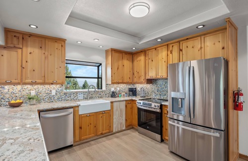 Madera County Casa | A-Frame - sleeps 20 - 2 Fire pits - 2 Hot Tubs - Putting Green