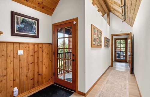 Madera County Casa | A-Frame - sleeps 20 - 2 Fire pits - 2 Hot Tubs - Putting Green