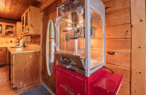 Gainesville Cabina | A-Frame w/Hot Tub, K beds +more!