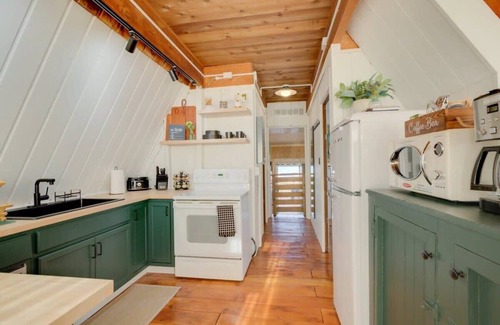 Fostoria Cabina | A-Frame with Hot Tub, Fire Pit, Game Room