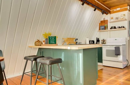 Fostoria Cabina | A-Frame with Hot Tub, Fire Pit, Game Room