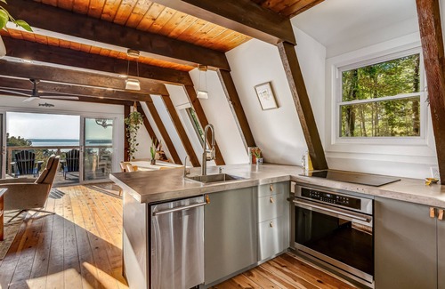 Chittenden County Cabina | A-Frame with lake views! Close to Burlington!