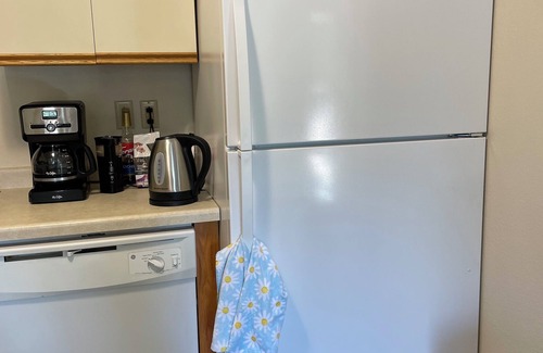 Oshkosh Apartamento | A full 2-bedroom apt with free WiFi, AC in Oshkosh- a short distance to EAA!