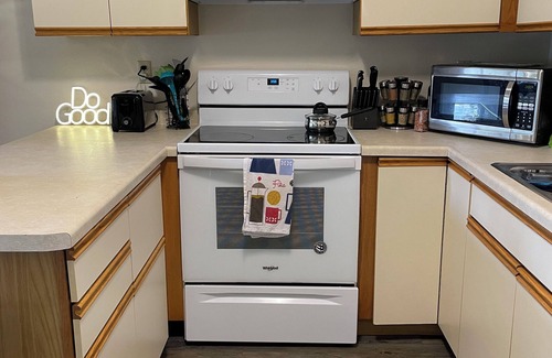 Oshkosh Apartamento | A full 2-bedroom apt with free WiFi, AC in Oshkosh- a short distance to EAA!