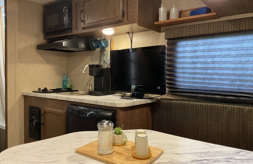 Lancaster Alquiler De RV | A full glamping experience that lets you escape & enjoy the serenity of nature.
