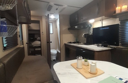 Lancaster Alquiler De RV | A full glamping experience that lets you escape & enjoy the serenity of nature.