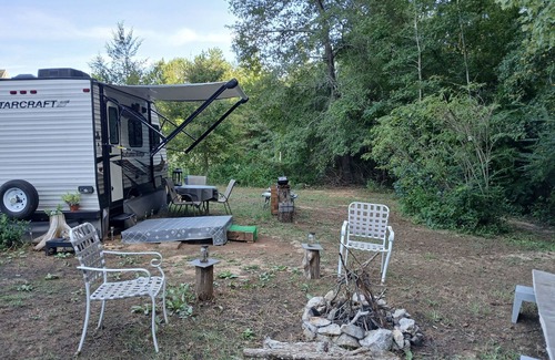 Lancaster Alquiler De RV | A full glamping experience that lets you escape & enjoy the serenity of nature.