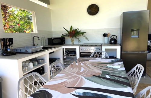 Tiahura Casa | A fully equipped modern bungalow in Moorea with a shared pool close to the sea