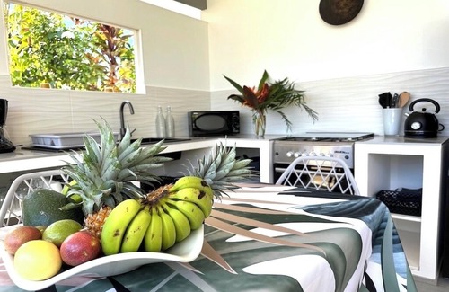 Tiahura Casa | A fully equipped modern bungalow in Moorea with a shared pool close to the sea