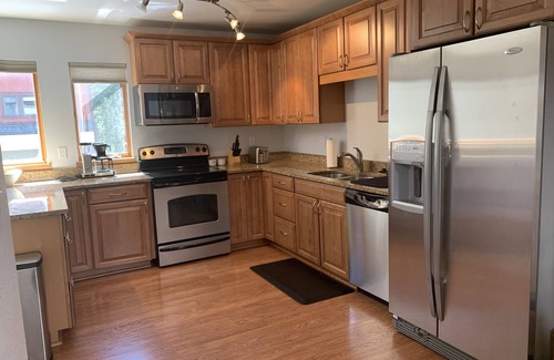 Intermountain Casa | Totalmente abastecido y remodelado 3 BR Vail Condo en una ubicación increíble!