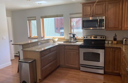 Intermountain Casa | Totalmente abastecido y remodelado 3 BR Vail Condo en una ubicación increíble!