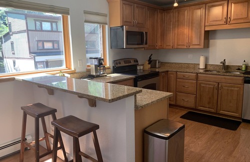 Intermountain Casa | Totalmente abastecido y remodelado 3 BR Vail Condo en una ubicación increíble!