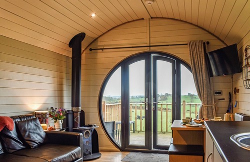 Lampeter Cabaña | A fabulous pod sat in 115 acres of farmland with private hot tub.