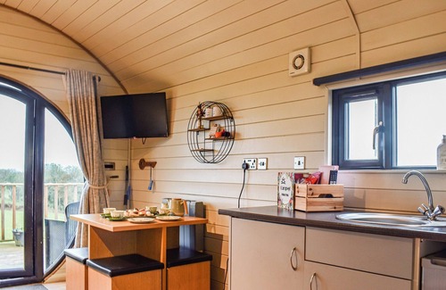 Lampeter Cabaña | A fabulous pod sat in 115 acres of farmland with private hot tub.