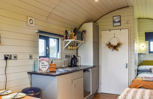 Lampeter Cabaña | A fabulous pod sat in 115 acres of farmland with private hot tub.