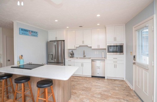 Sunset Beach Cabaña | A GEM of a cottage 400 feet from the nearest beach access!