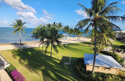 Crystal Harbour Apartamento | A Getaway in Paradise! Unit with Full Kitchen, Outdoor Pool, Free Parking!