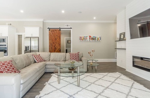 Milton Casa | A Gorgeous and Luminous modern farmhouse on 5 acres
